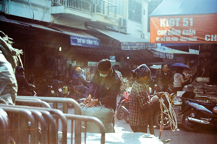 Early morning at Dong Xuan market